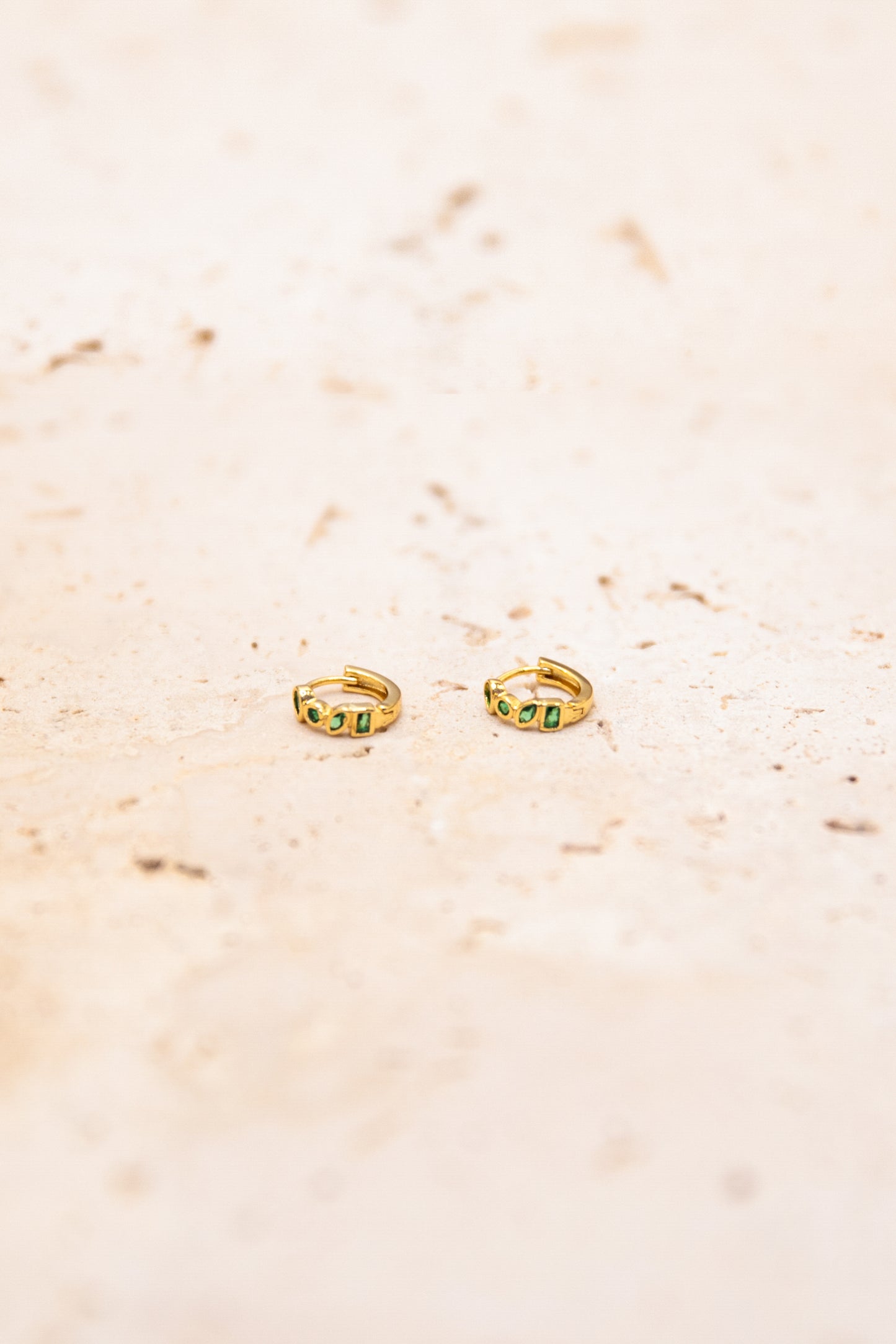 Zoé Huggie Earrings - Gold - Emerald