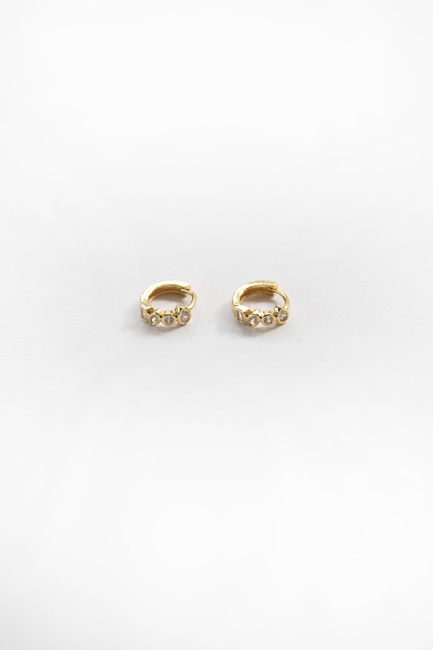 Zoé Huggie Earrings - Gold - Diamond