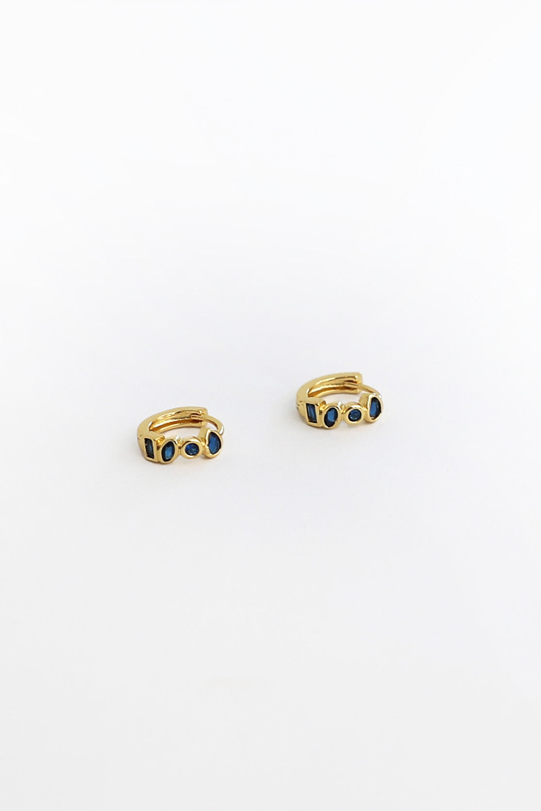Zoé Huggie Earrings - Gold - Sapphire