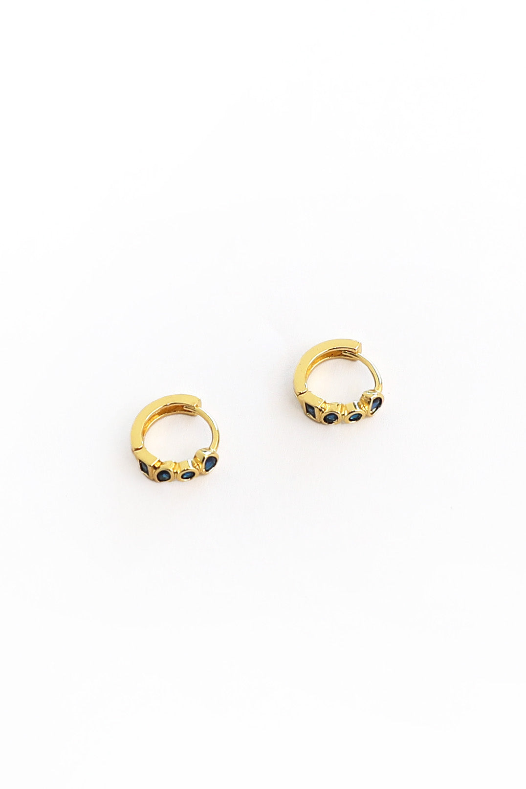 Zoé Huggie Earrings - Gold - Sapphire