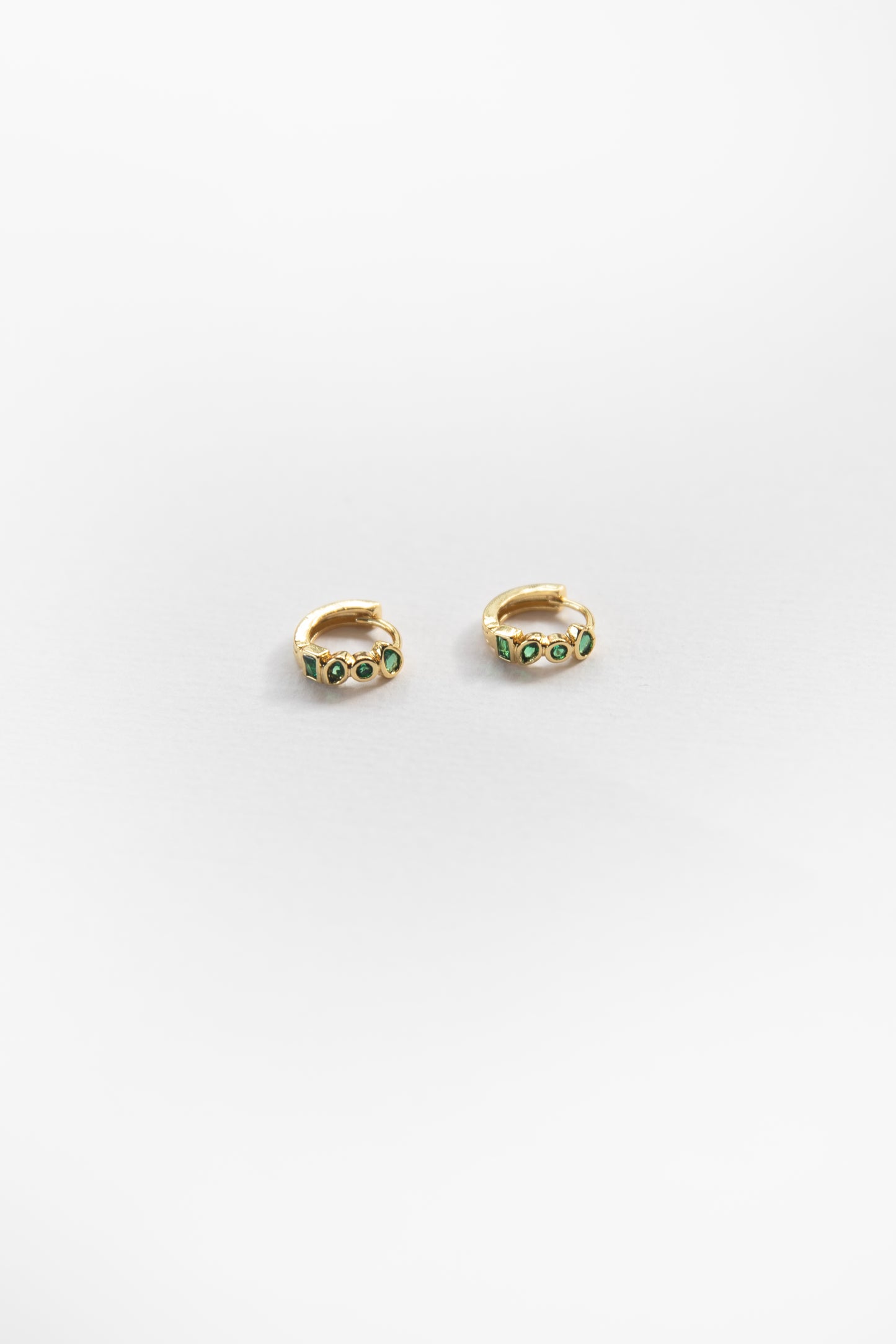 Zoé Huggie Earrings - Gold - Emerald